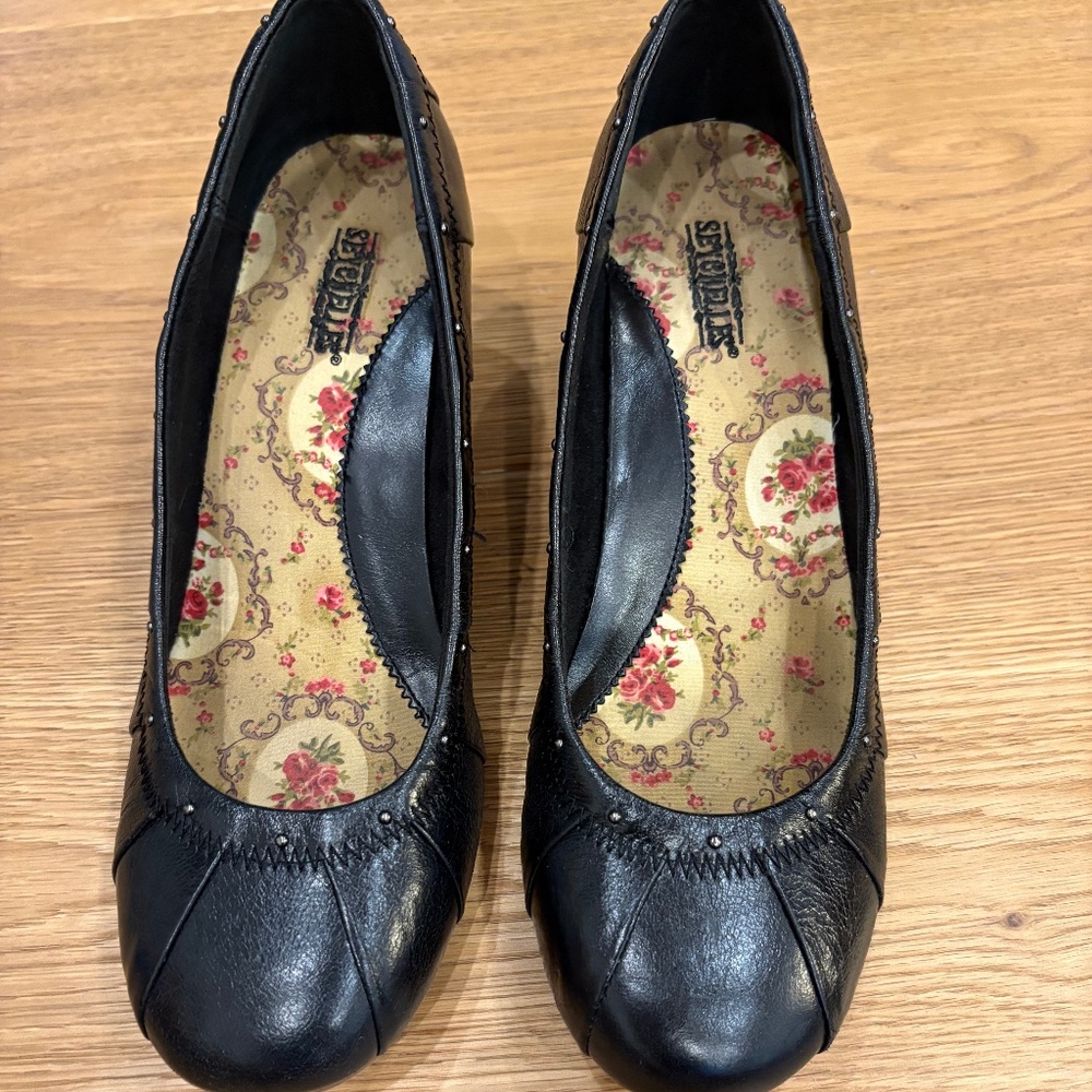 Black leather wedge heel pump